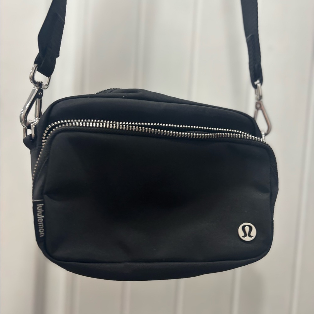 Lululemon everyday crossbody - black
